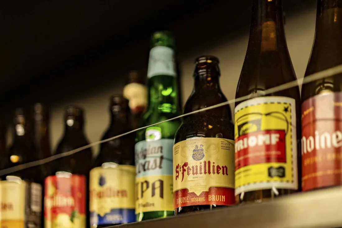 棚に並ぶベルギービールのボトル