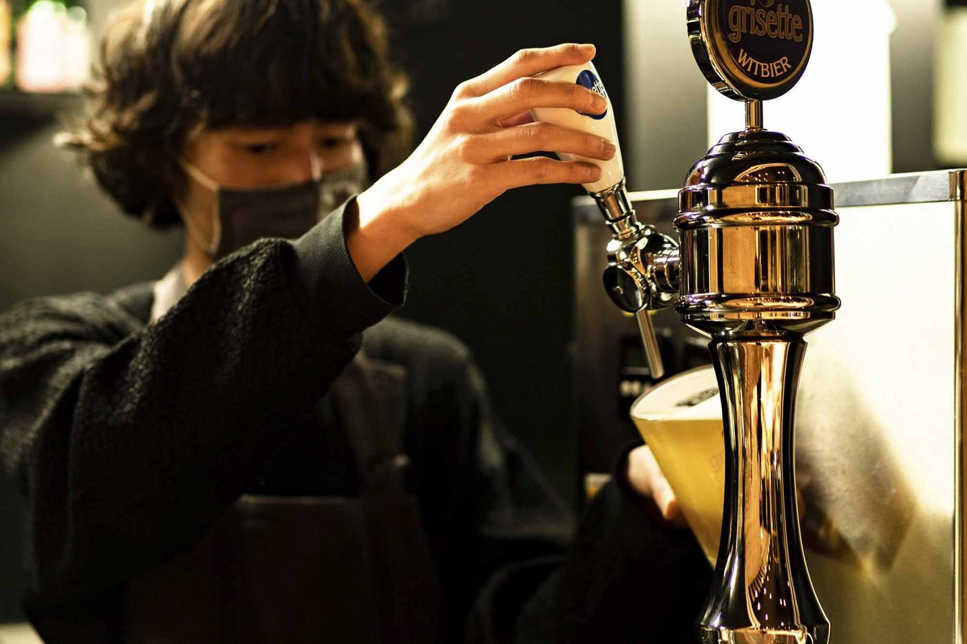 ベルギービール〈グリゼット〉を注ぐ様子