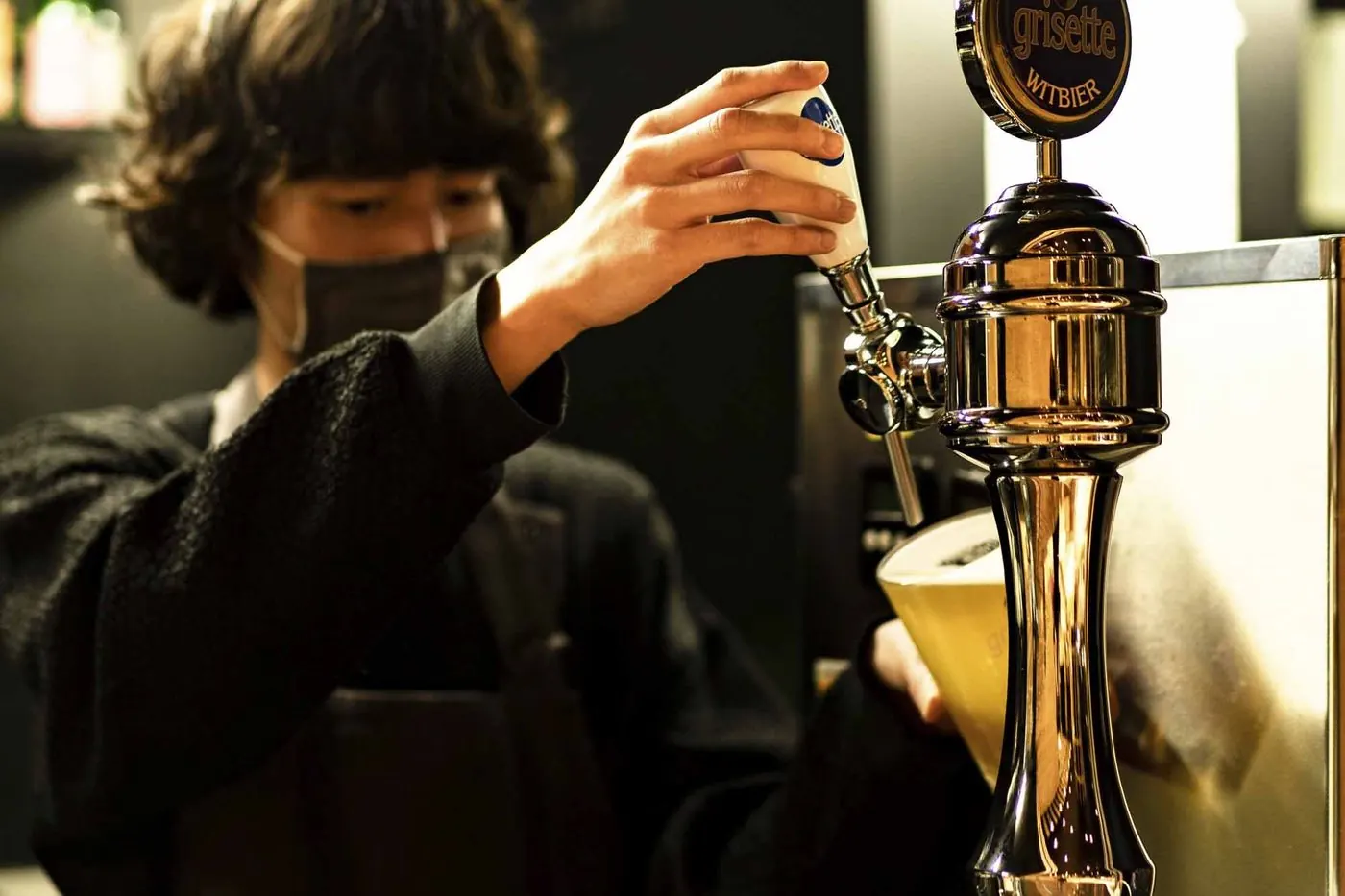 ベルギービール〈グリゼット〉を注ぐ様子
